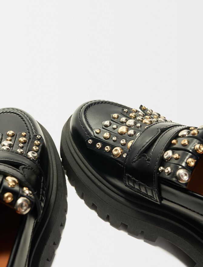 Mocasines con plataformas y tachuelas