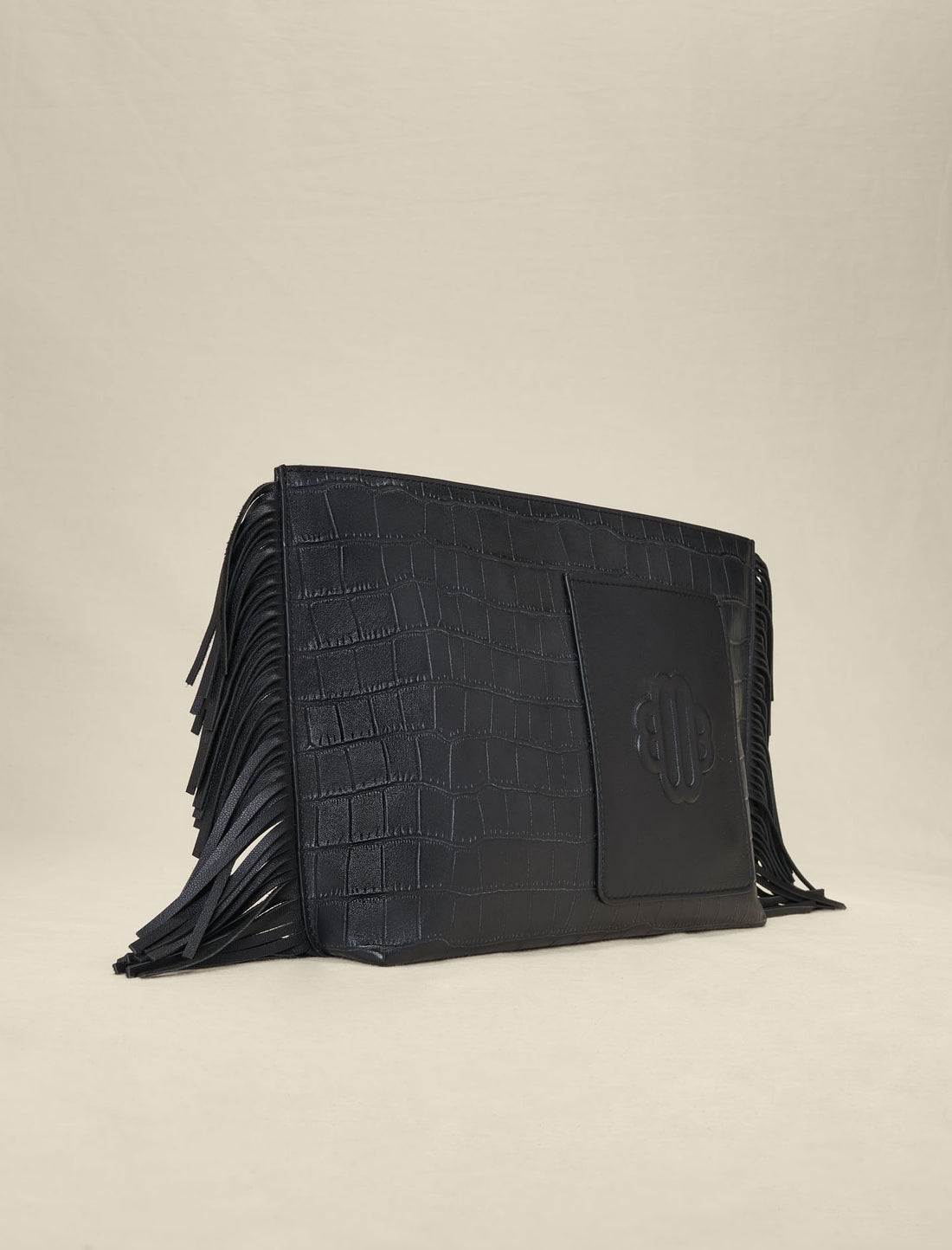 Pouch con flecos en piel grabada