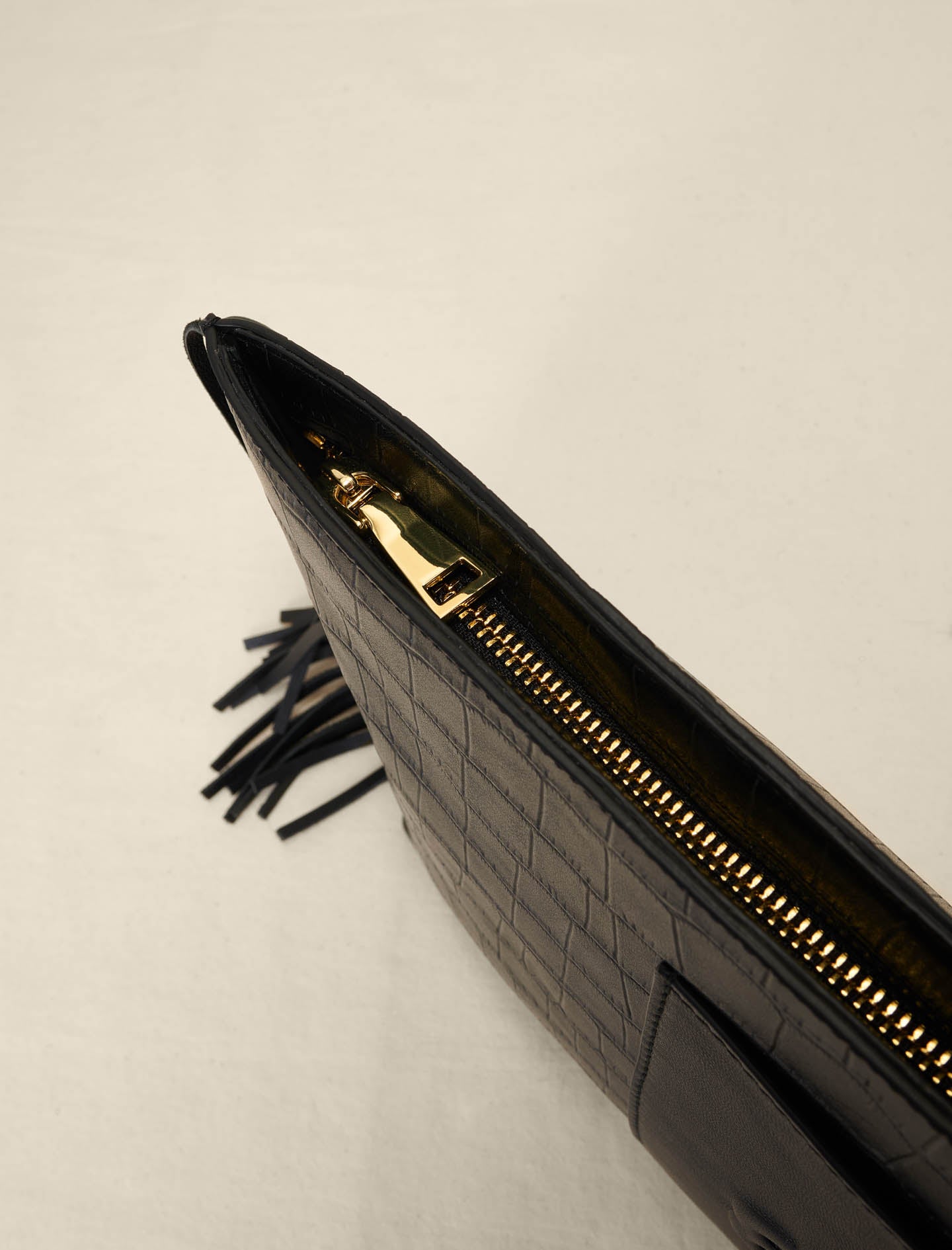 Pouch con flecos en piel grabada