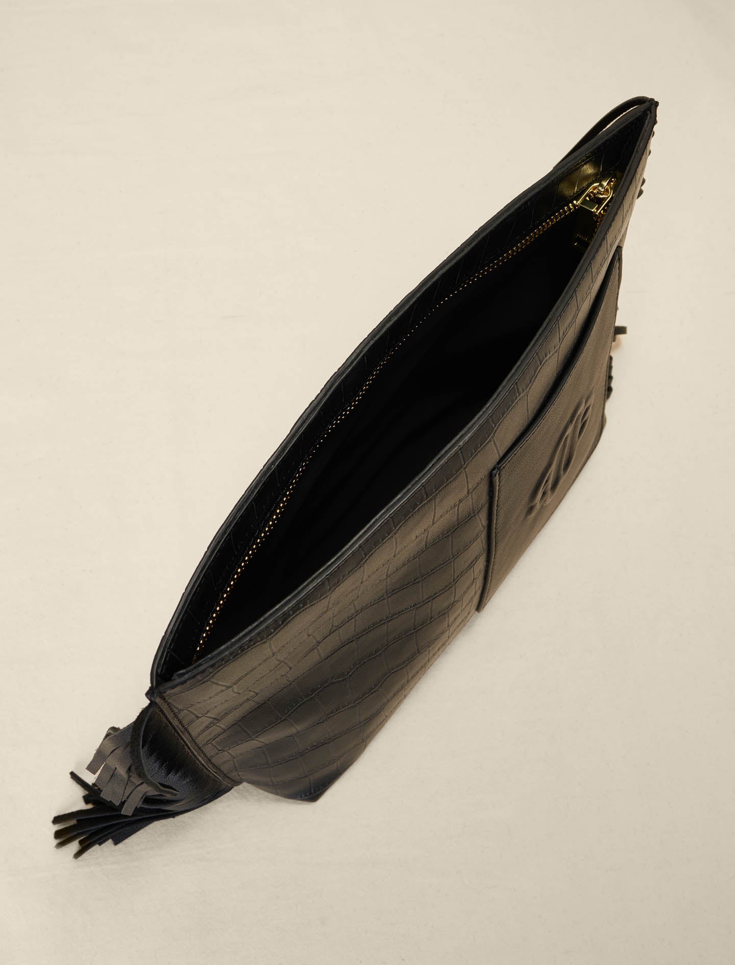 Pouch con flecos en piel grabada