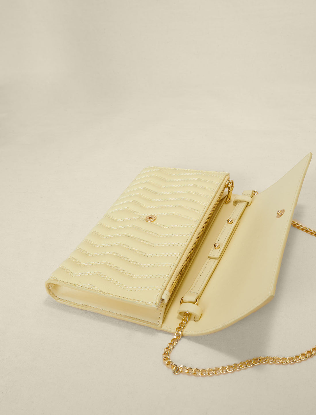 Cartera de piel con cadena