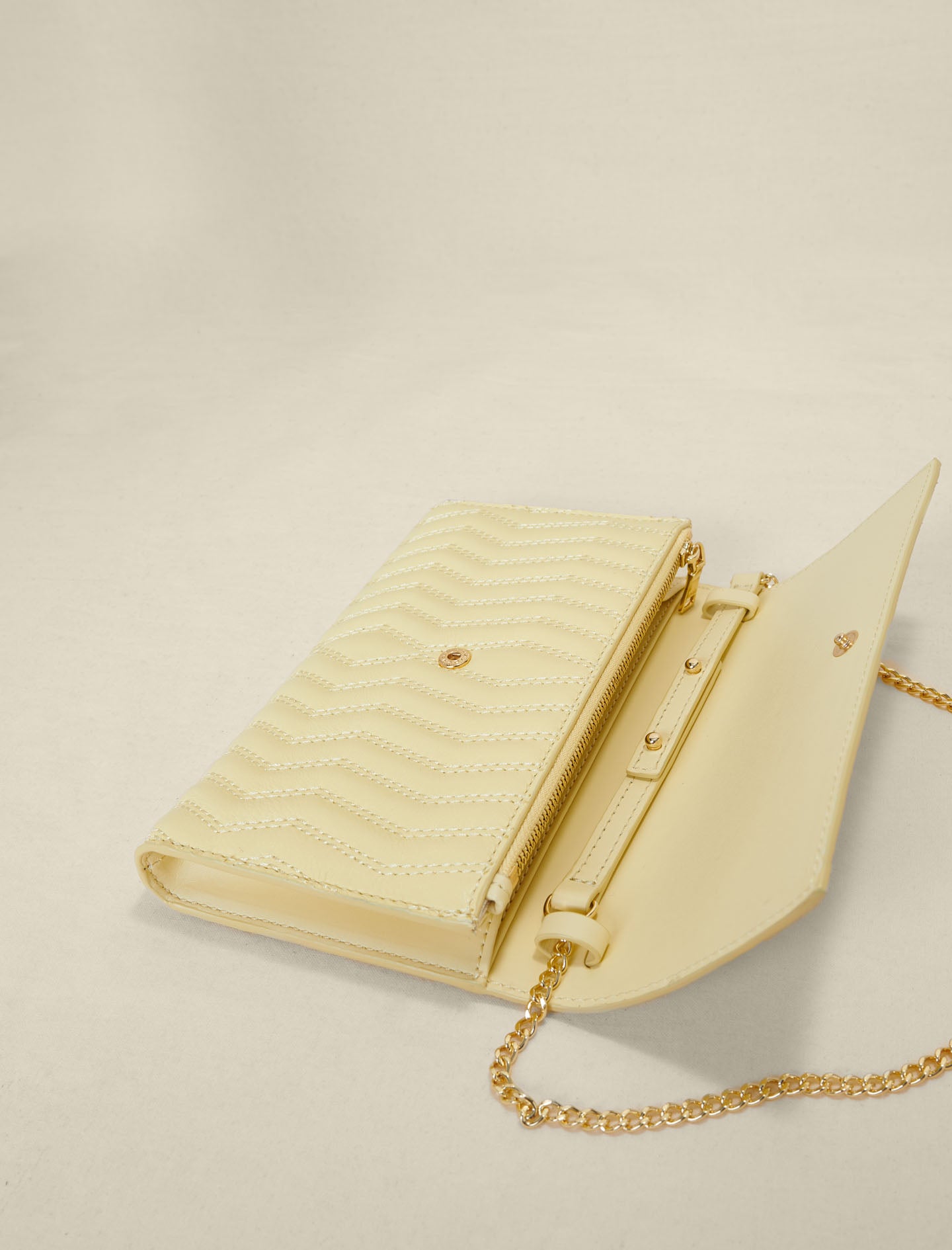 Cartera de piel con cadena