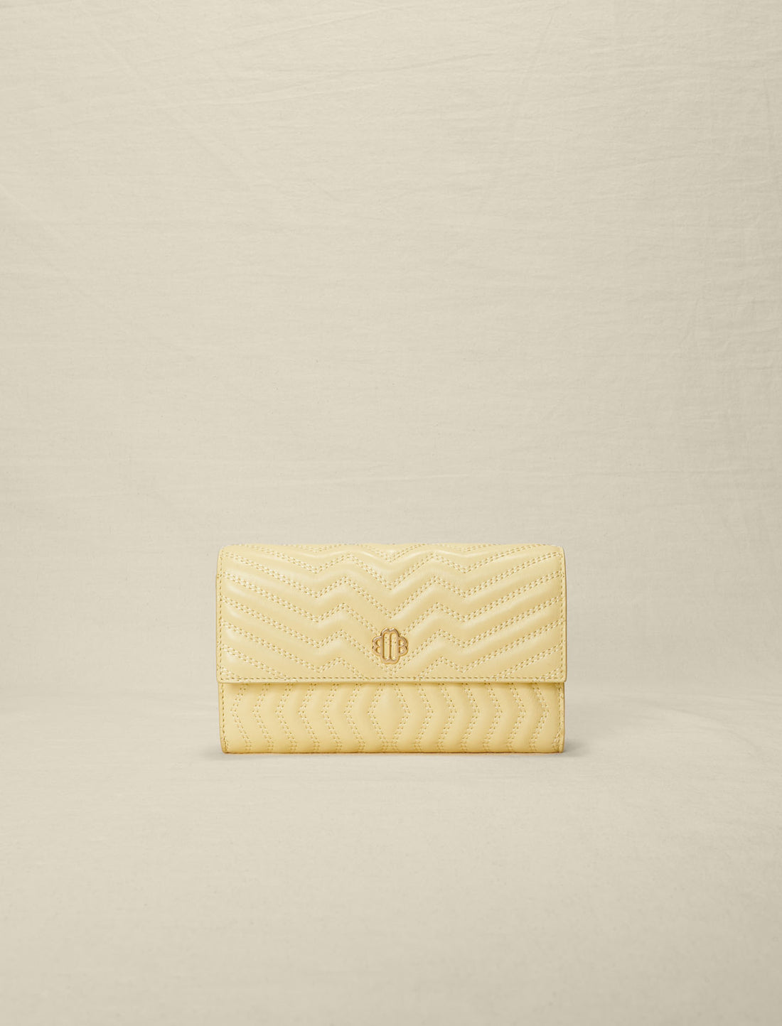 Cartera de piel con cadena