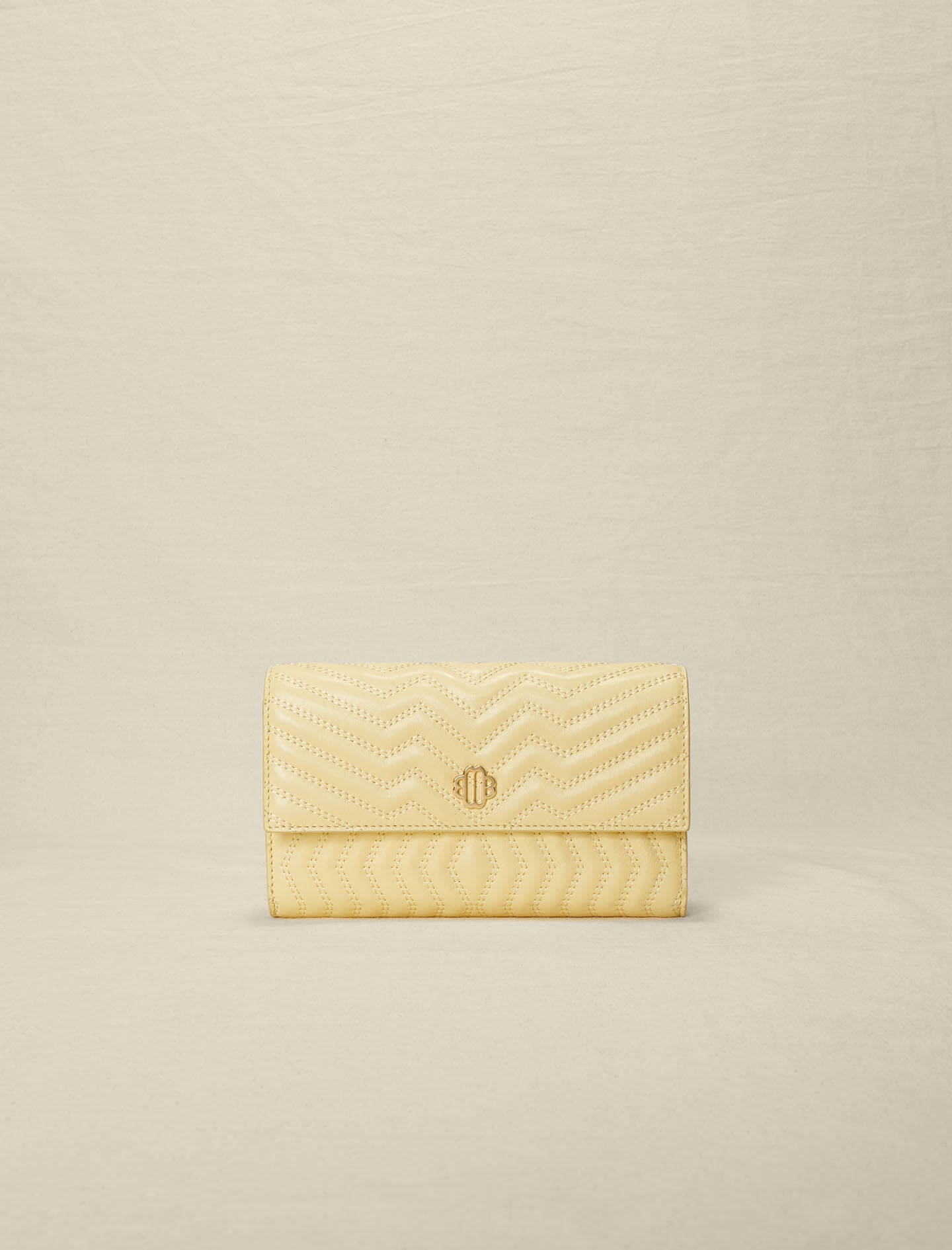 Cartera de piel con cadena