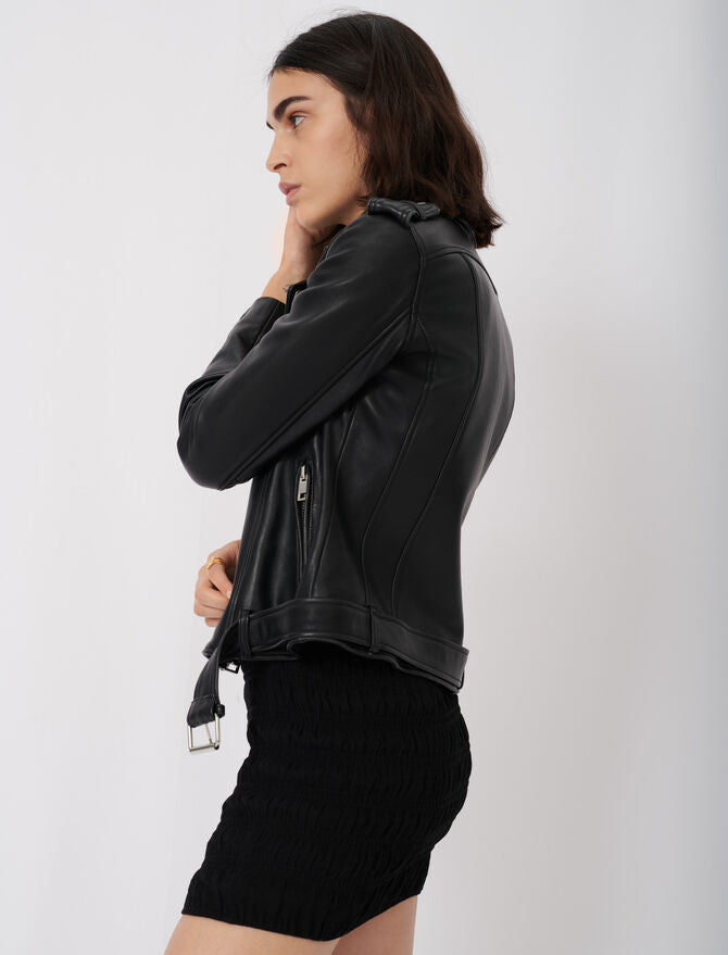 Cazadora de cuero tipo biker y cinturón