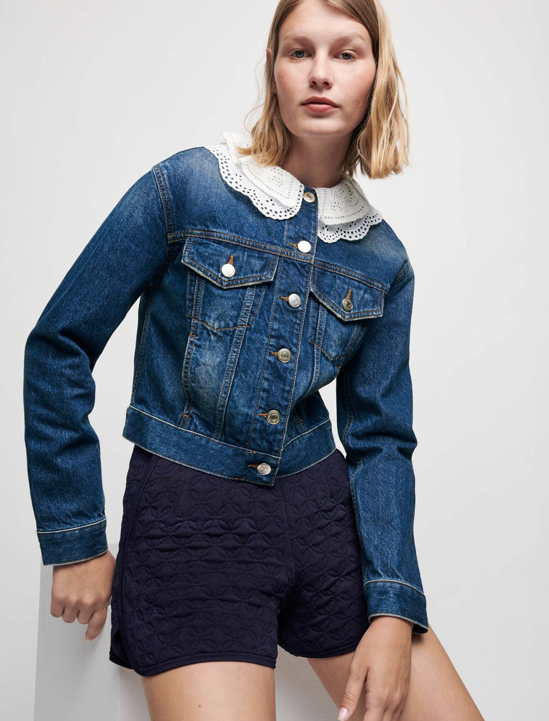 Cazadora vaquera con cuello bordado