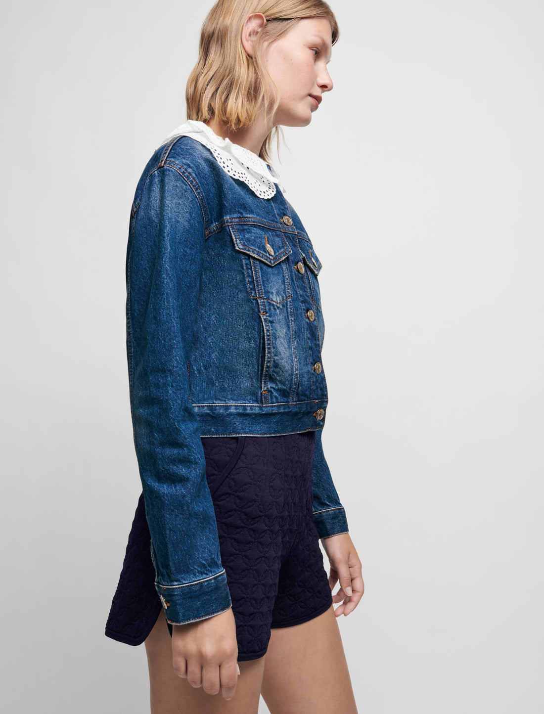 Cazadora vaquera con cuello bordado