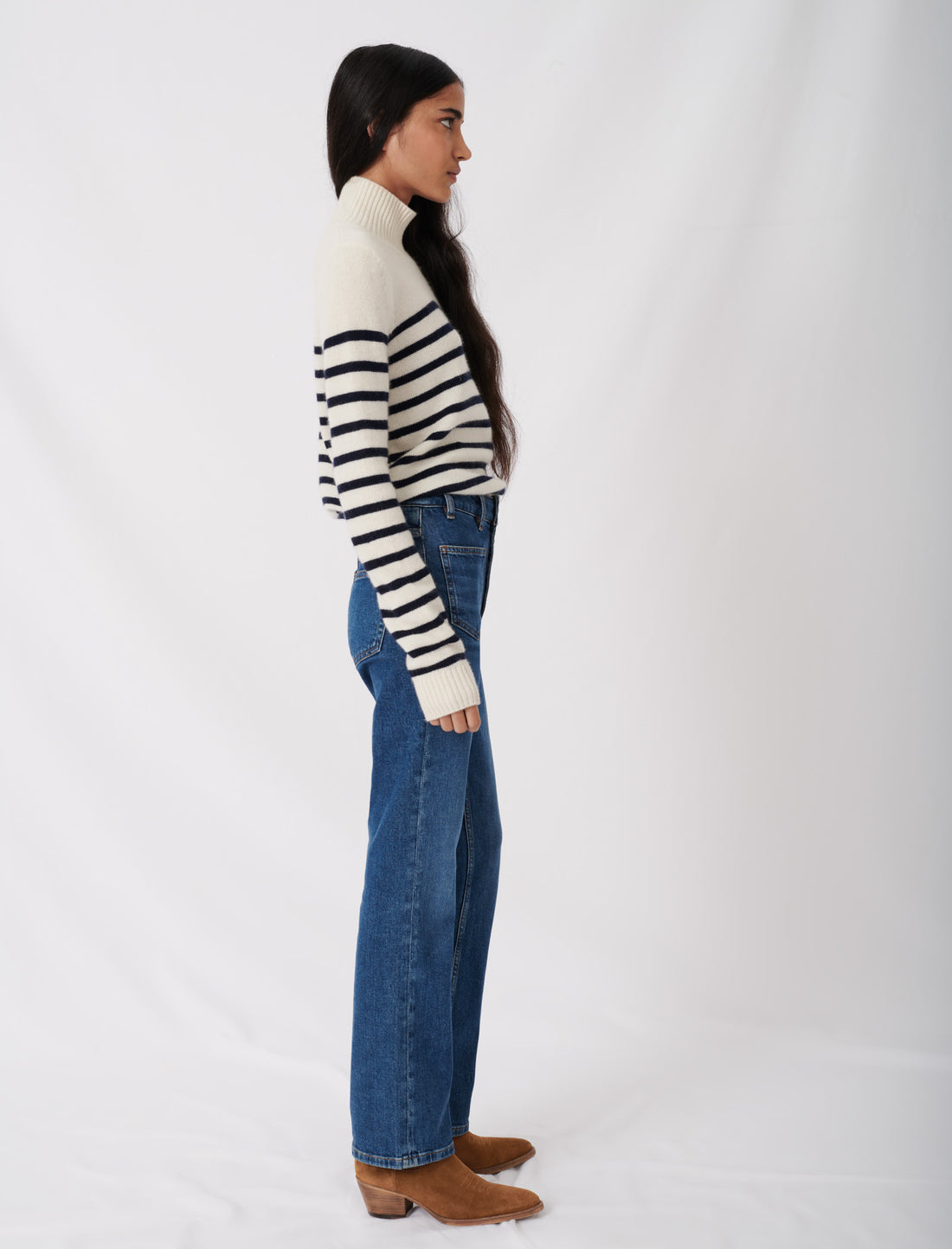 Jeans acampanados con bolsillos