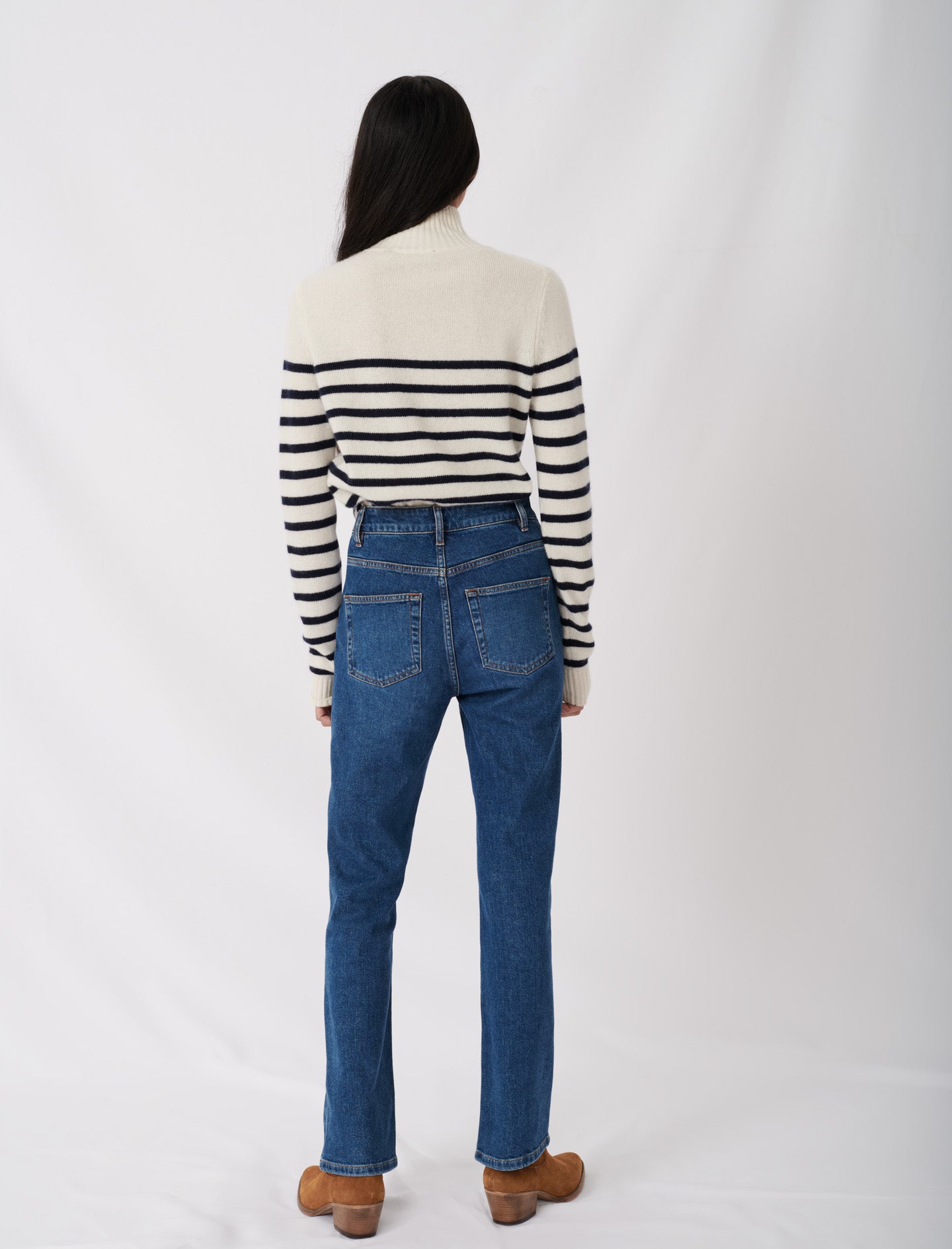 Jeans acampanados con bolsillos