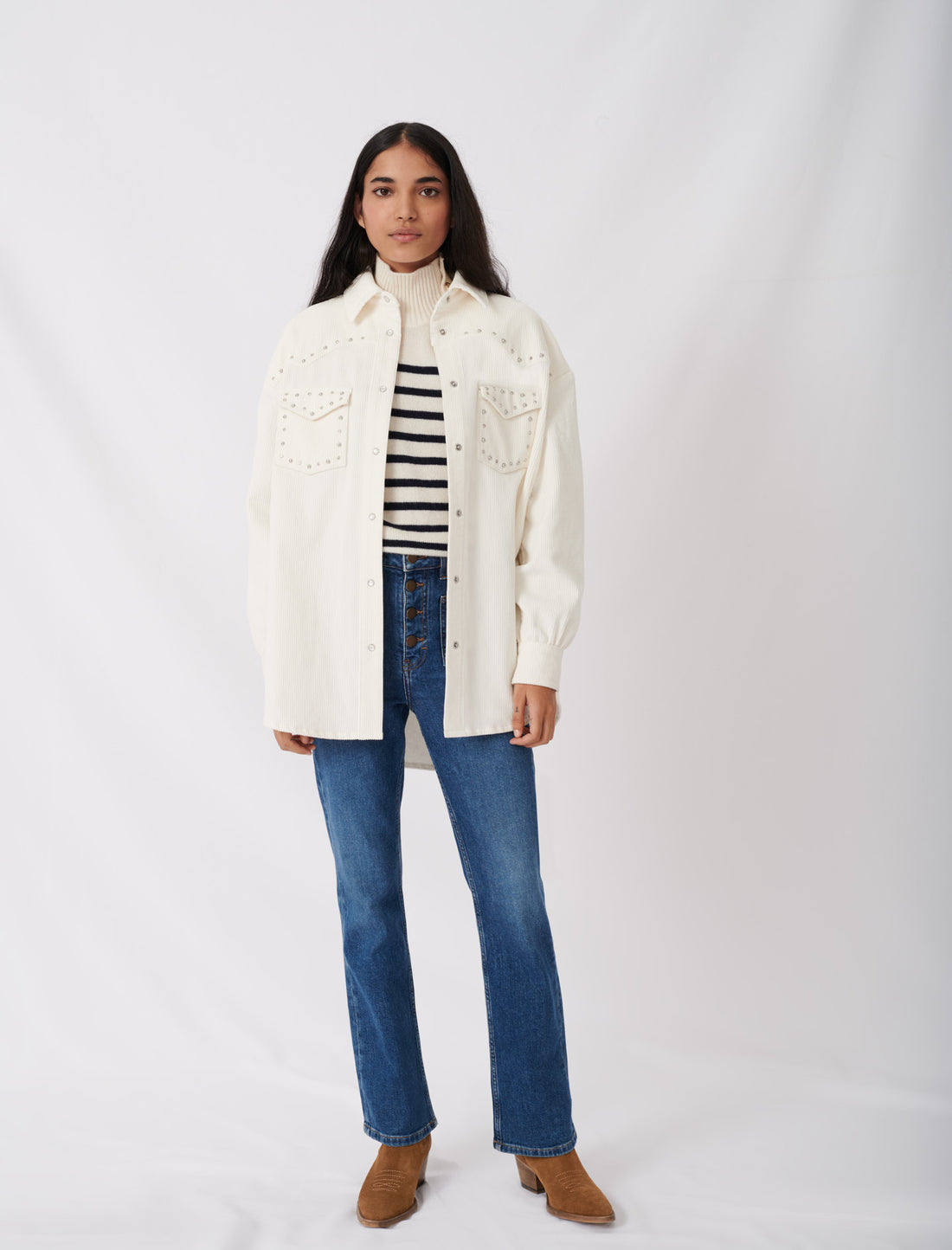 Jeans acampanados con bolsillos