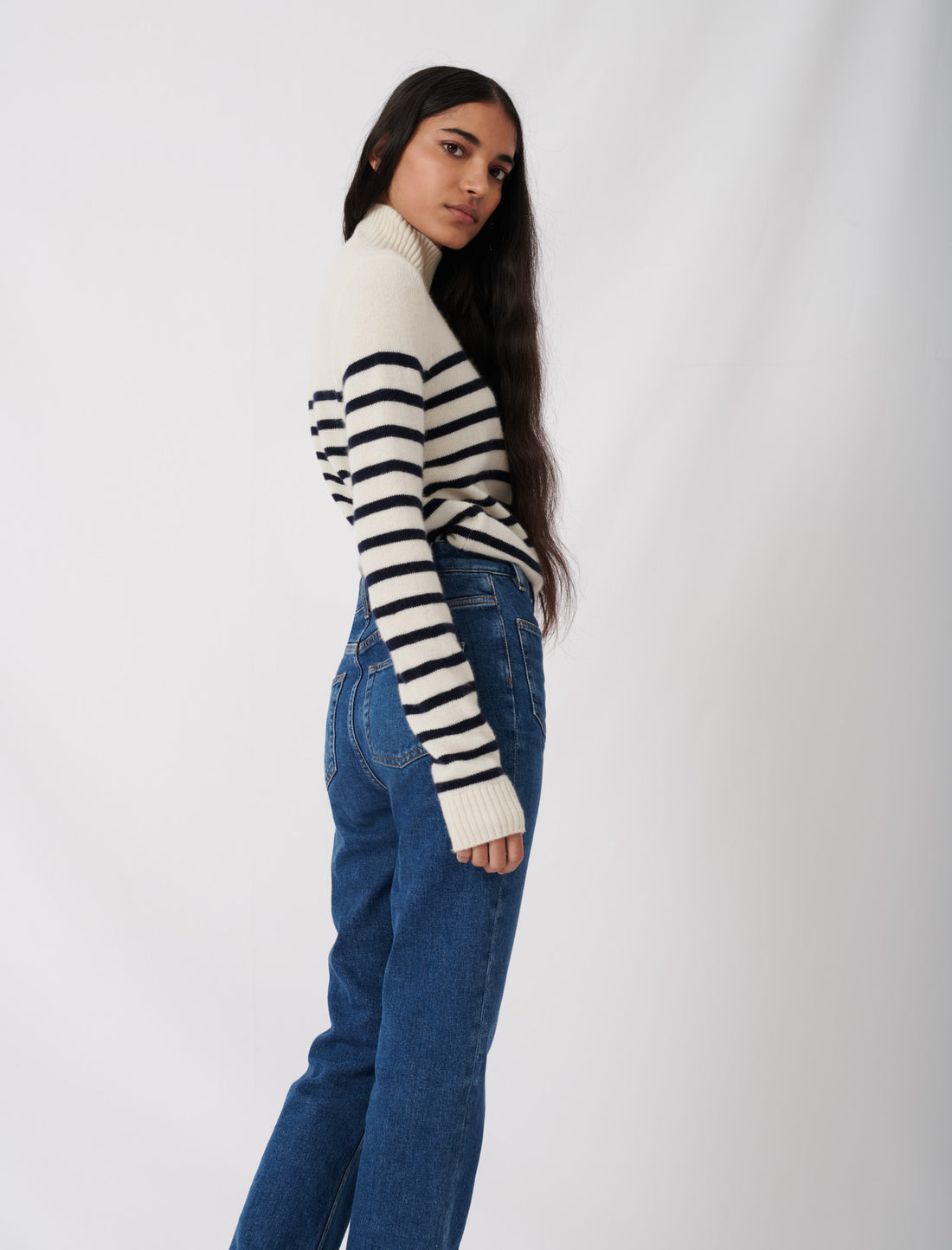Jeans acampanados con bolsillos