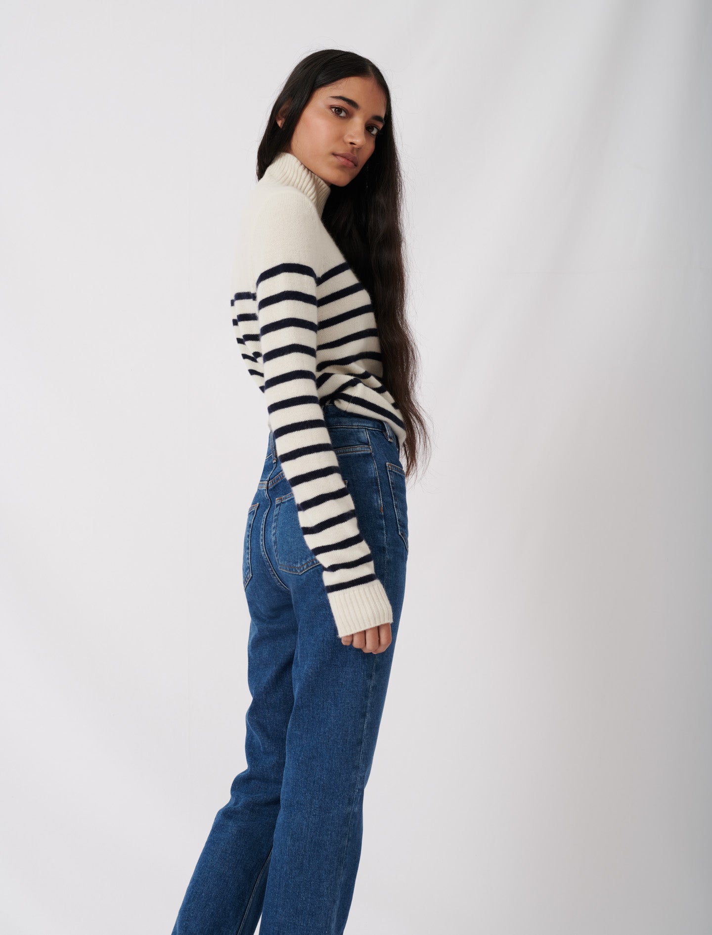 Jeans acampanados con bolsillos