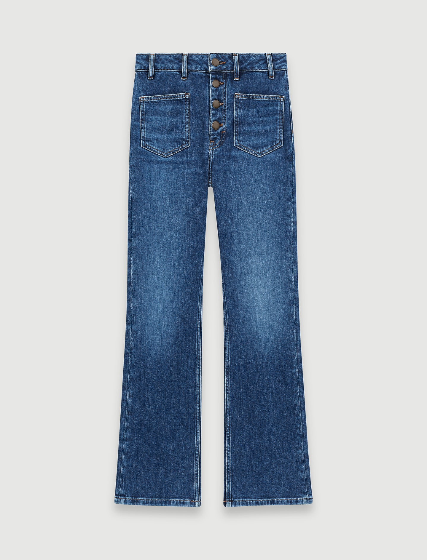Jeans acampanados con bolsillos