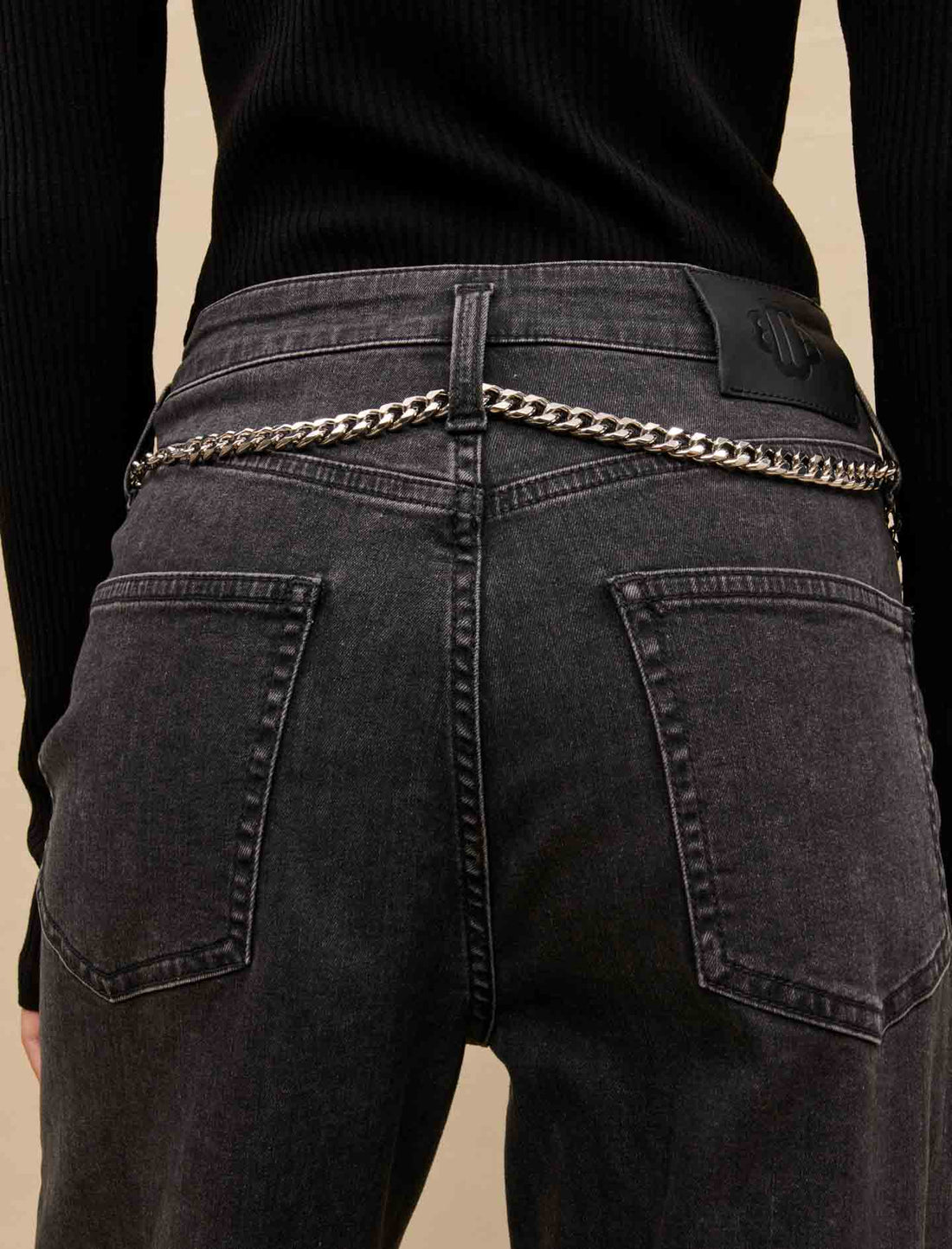 Vaquero baggy negro con cinturón