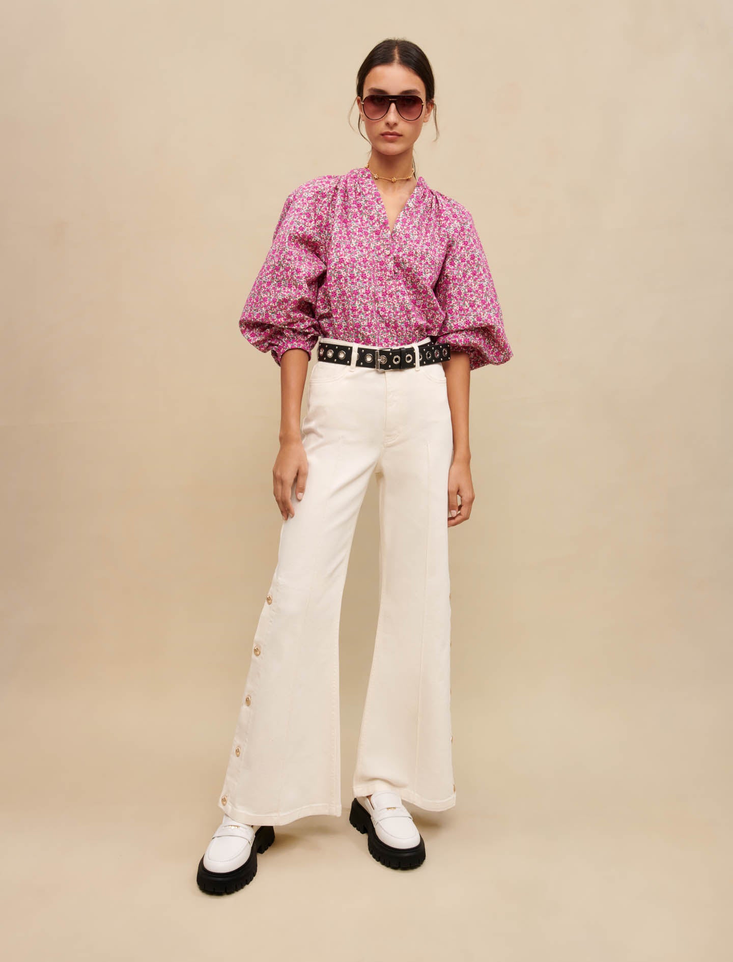Pantalón ancho con botones laterales