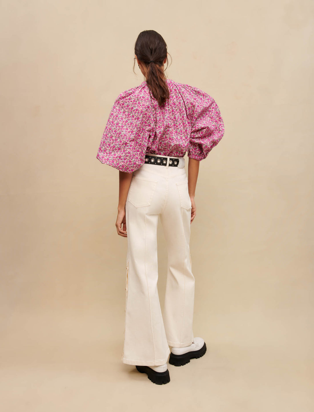 Pantalón ancho con botones laterales