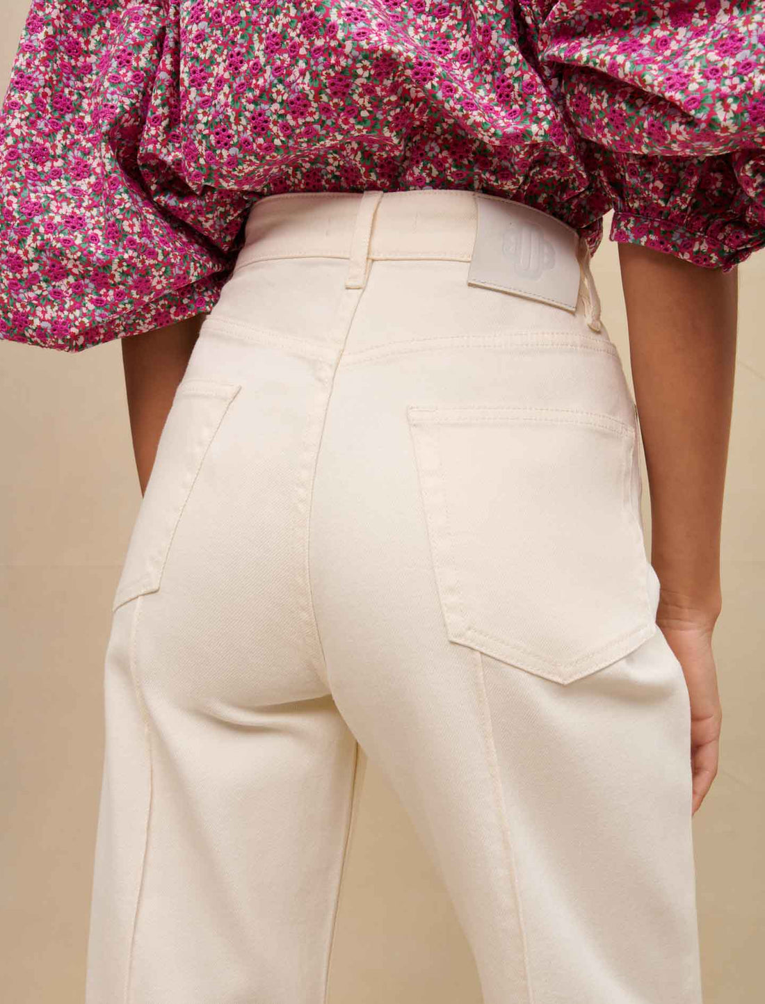 Pantalón ancho con botones laterales