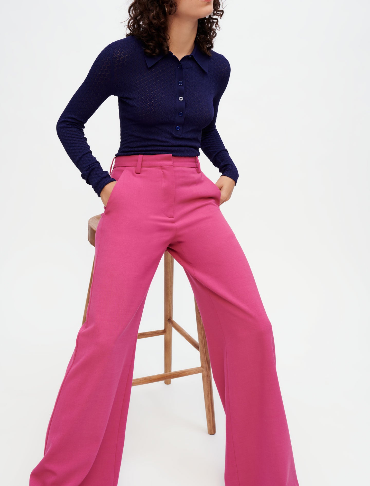Pantalón de traje ancho y elástico