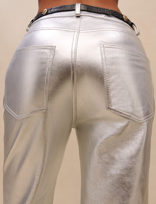 Pantalones de piel plateados