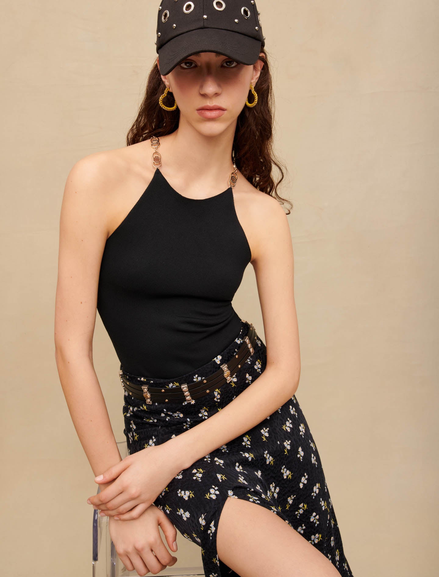 Top negro con cuello halter