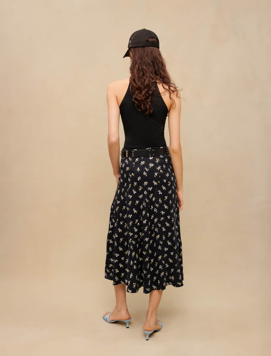 Top negro con cuello halter