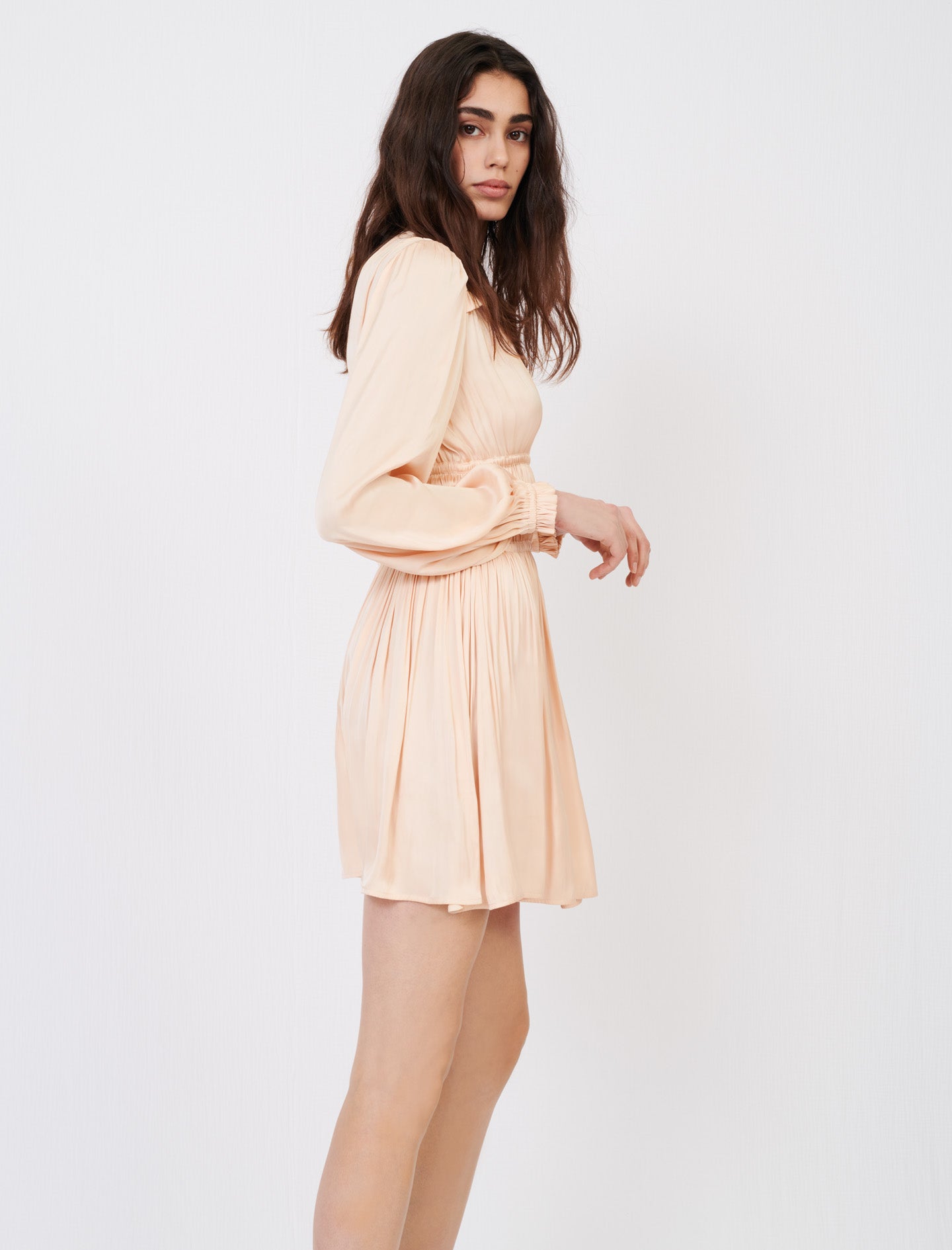 Vestido de raso con volantes