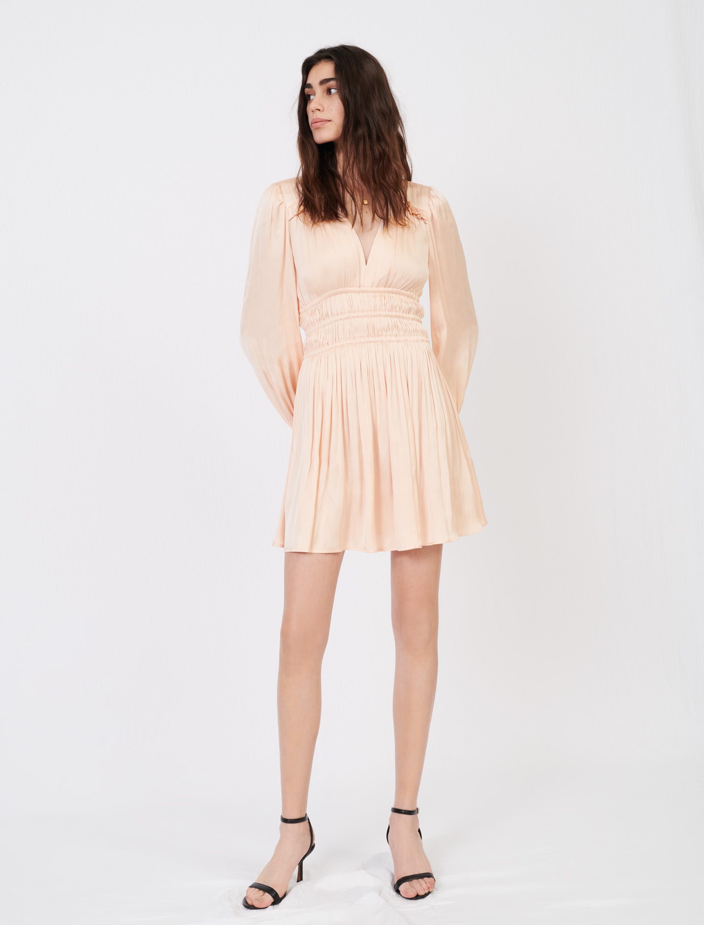 Vestido de raso con volantes