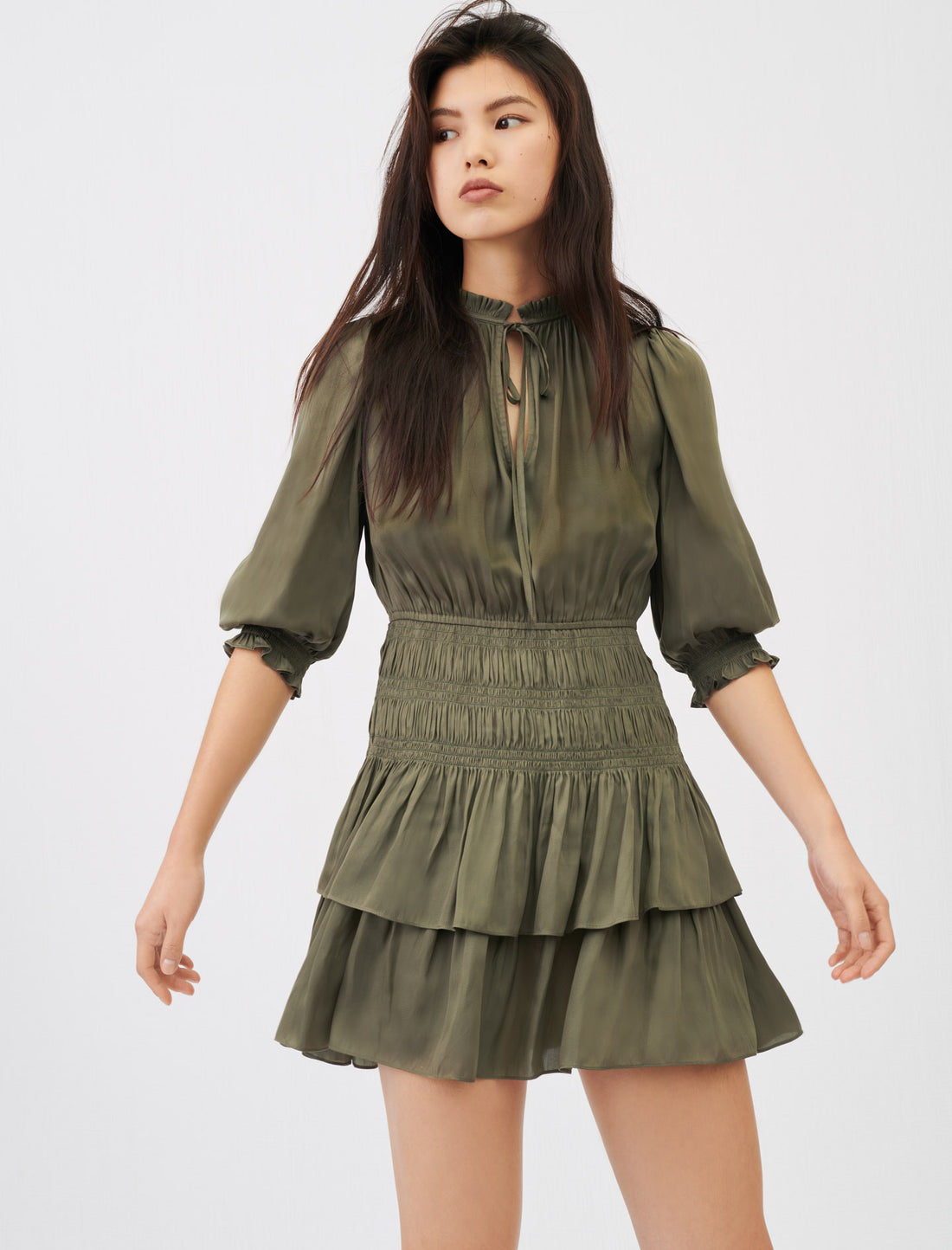 Vestido de raso fruncido con volantes