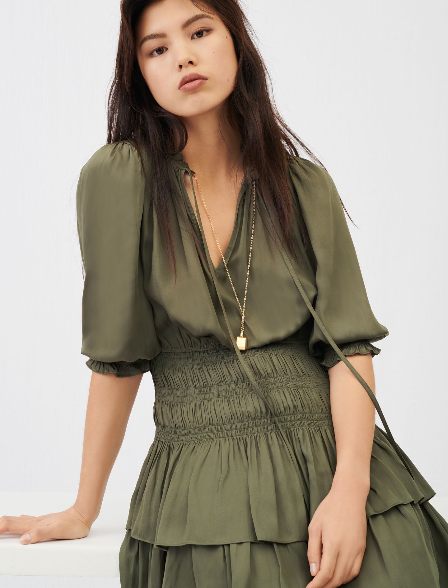 Vestido de raso fruncido con volantes