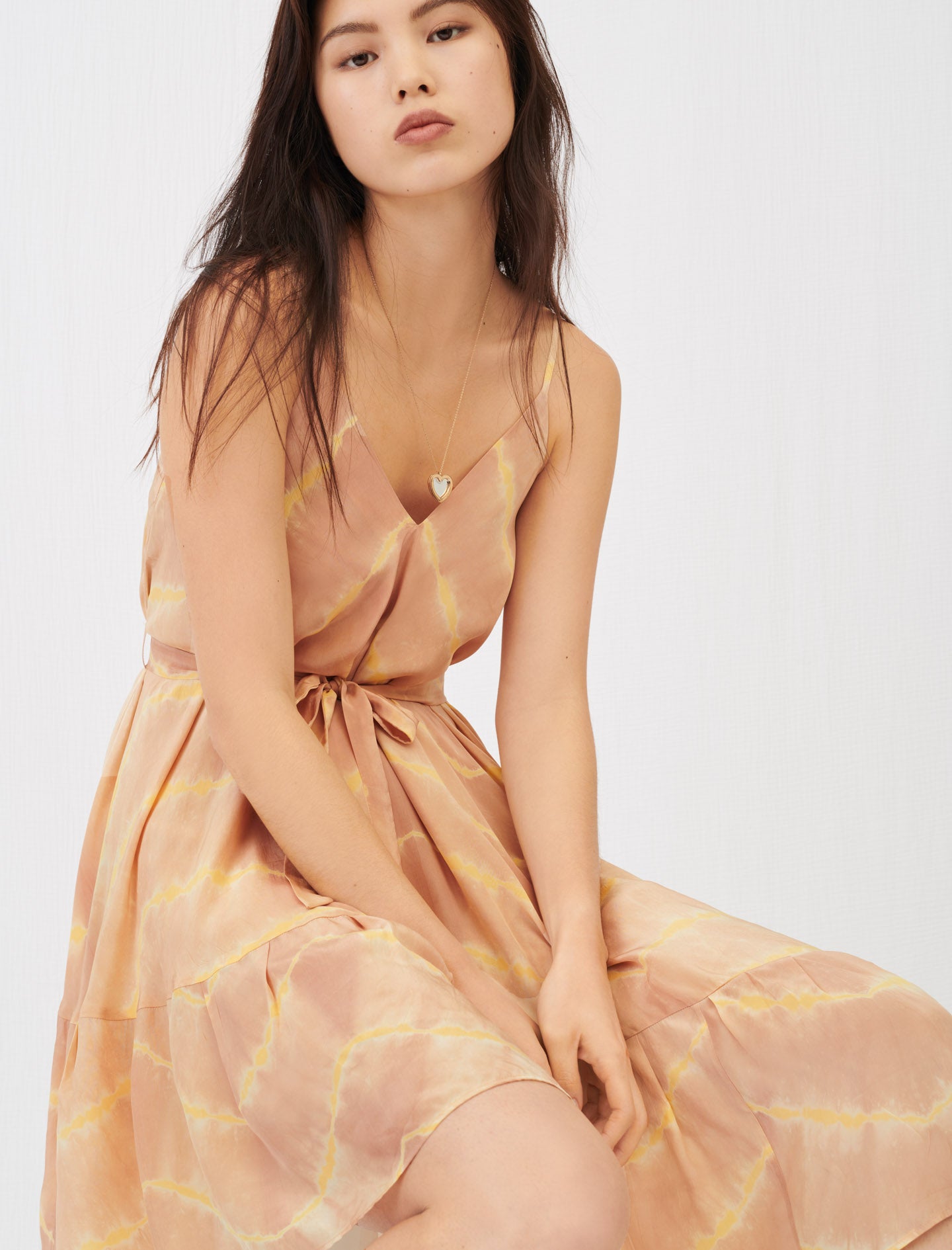 Vestido con tirantes estampado tie & dye