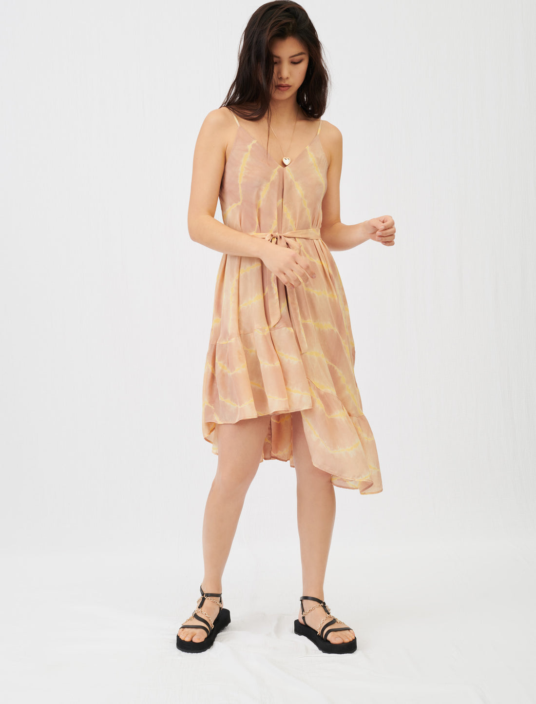 Vestido con tirantes estampado tie & dye