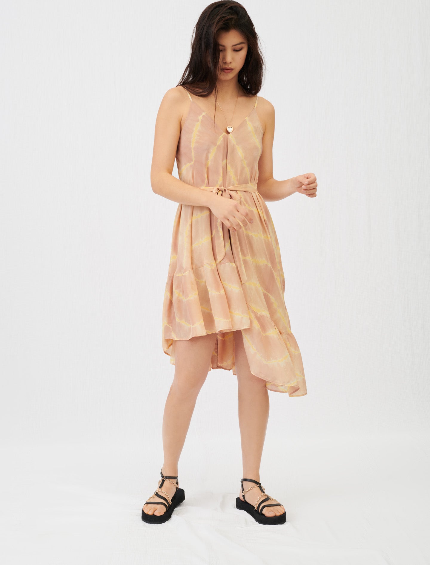 Vestido con tirantes estampado tie & dye