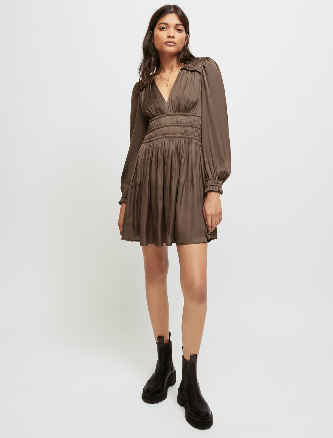 Vestido de raso con volantes
