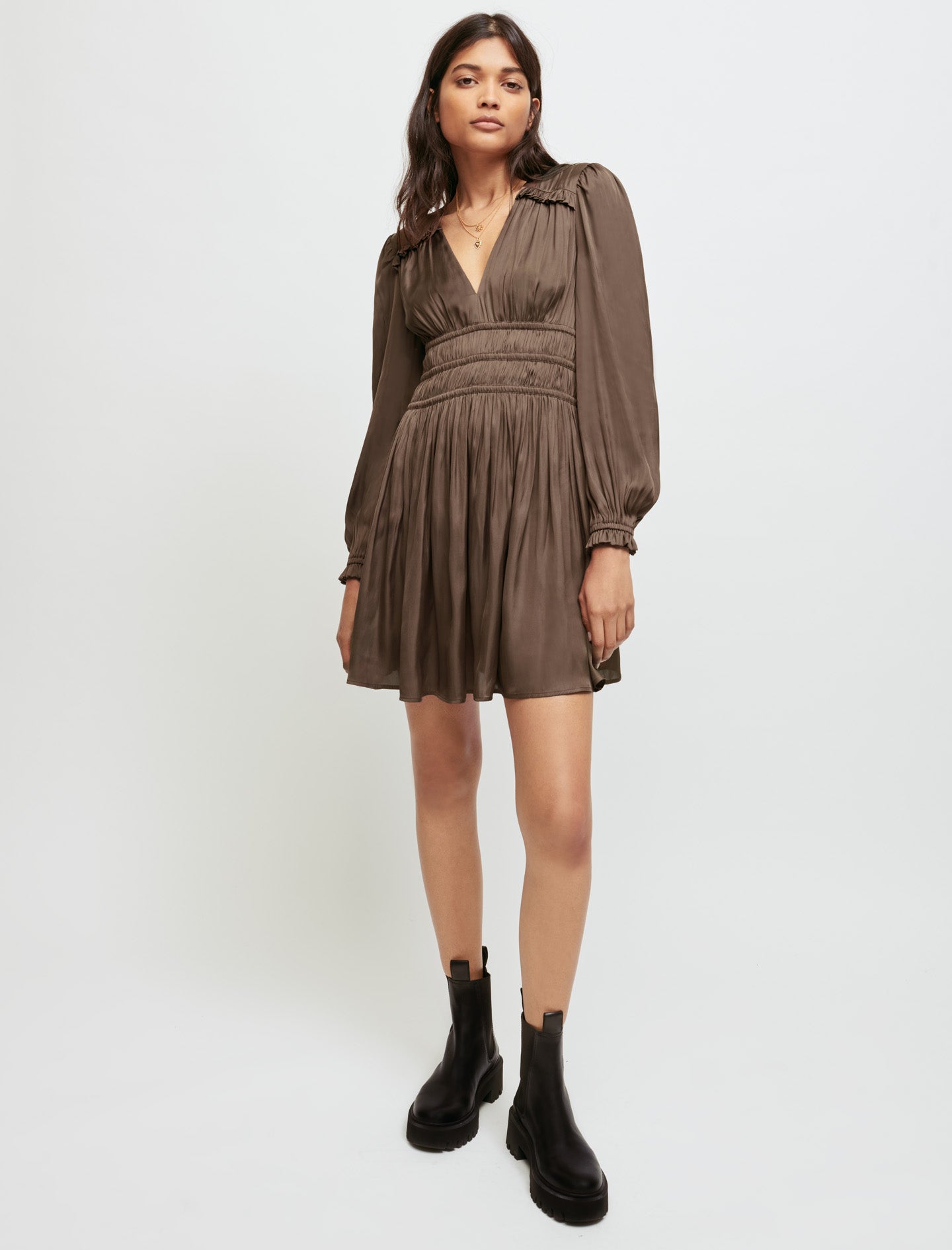 Vestido de raso con volantes