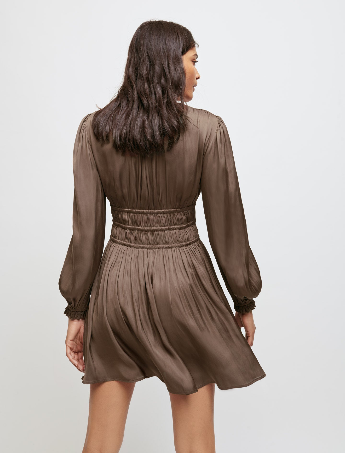Vestido de raso con volantes