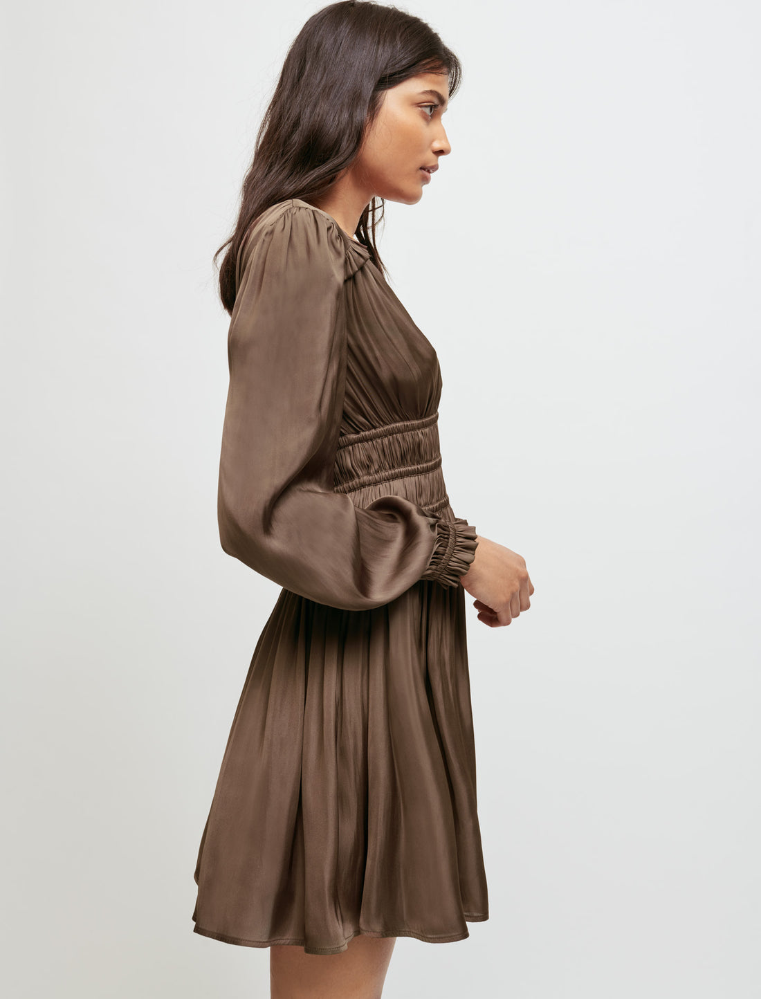 Vestido de raso con volantes