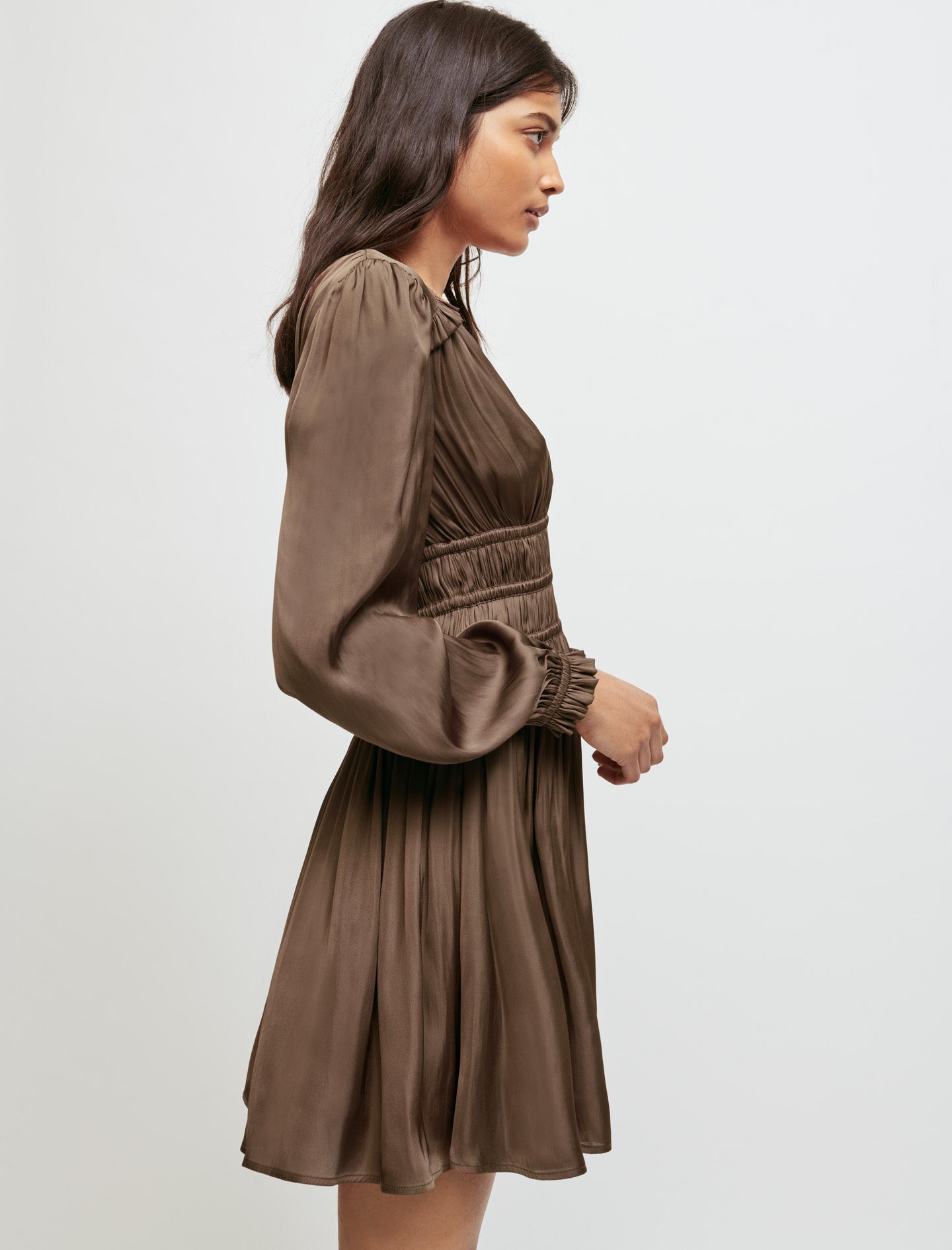 Vestido de raso con volantes