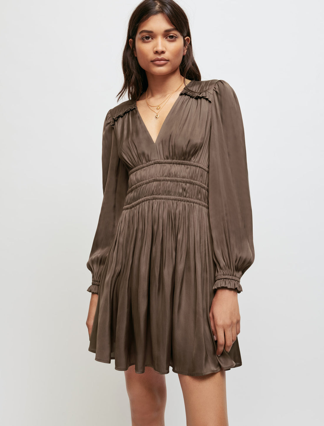 Vestido de raso con volantes