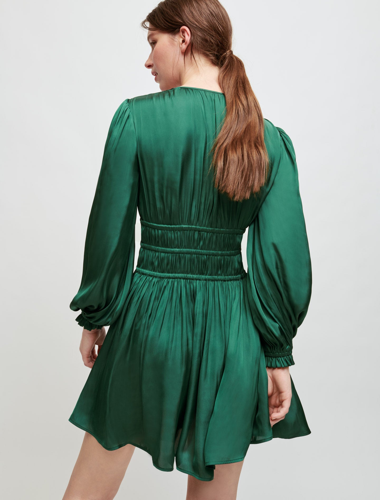 Vestido de raso con volantes