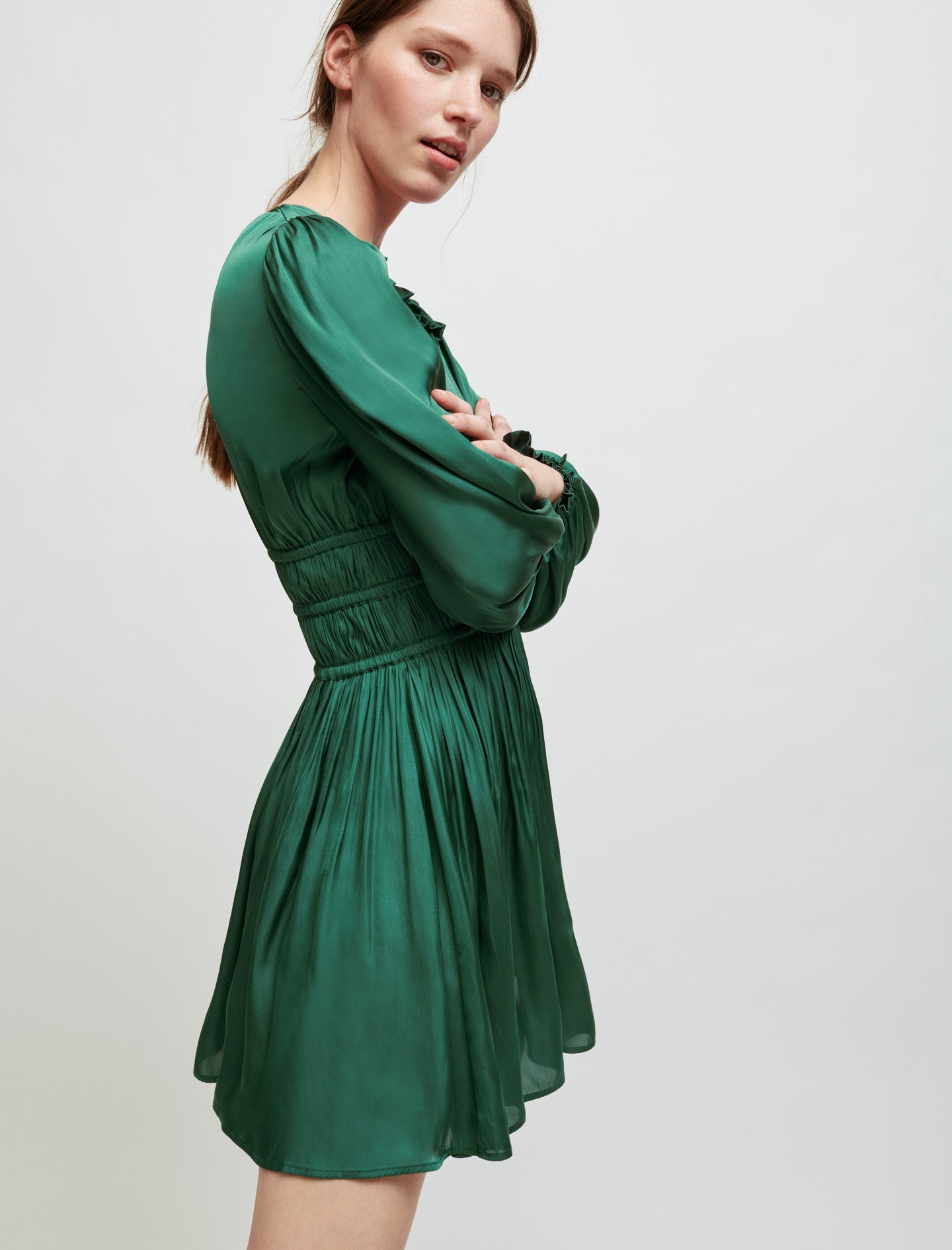 Vestido de raso con volantes