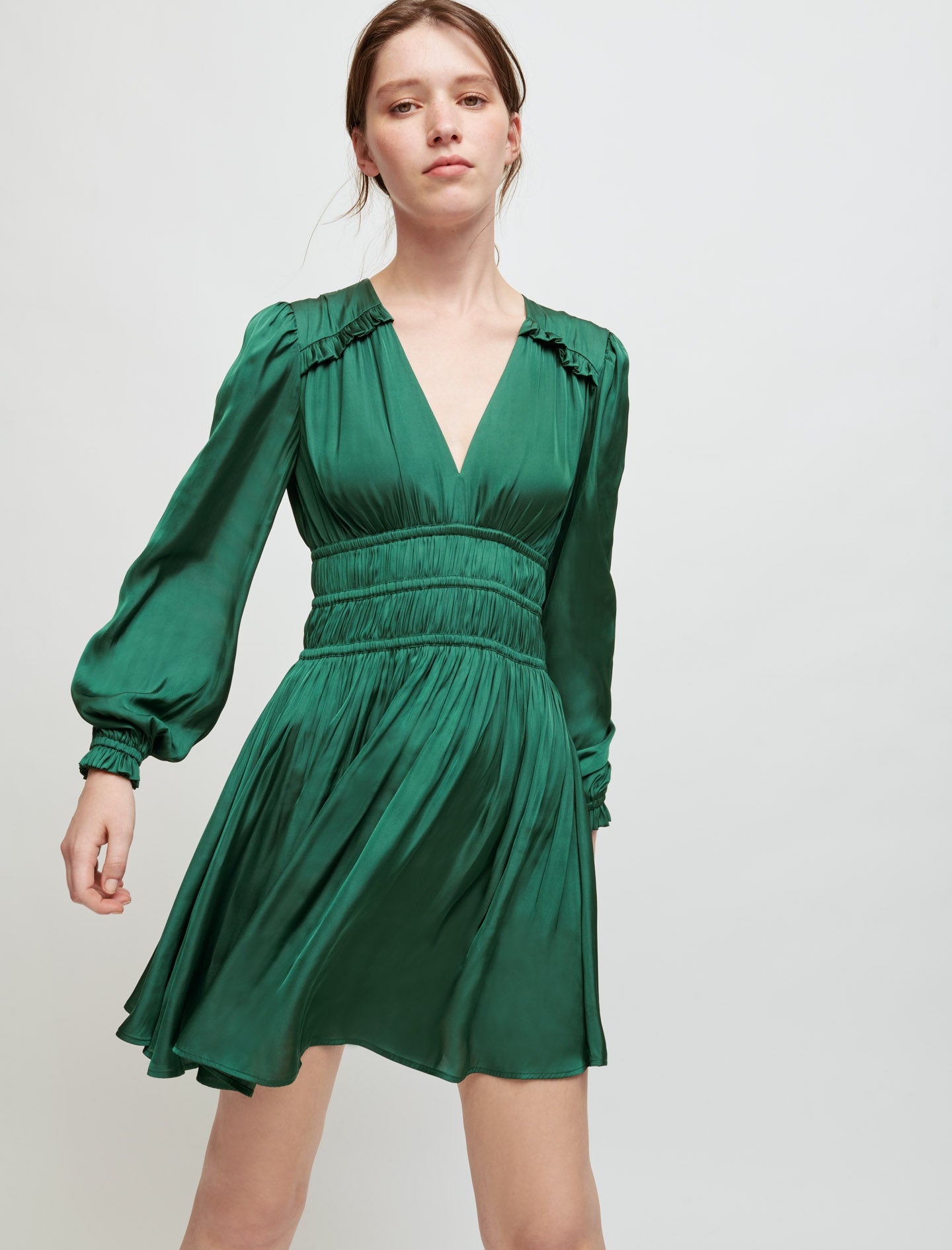 Vestido de raso con volantes