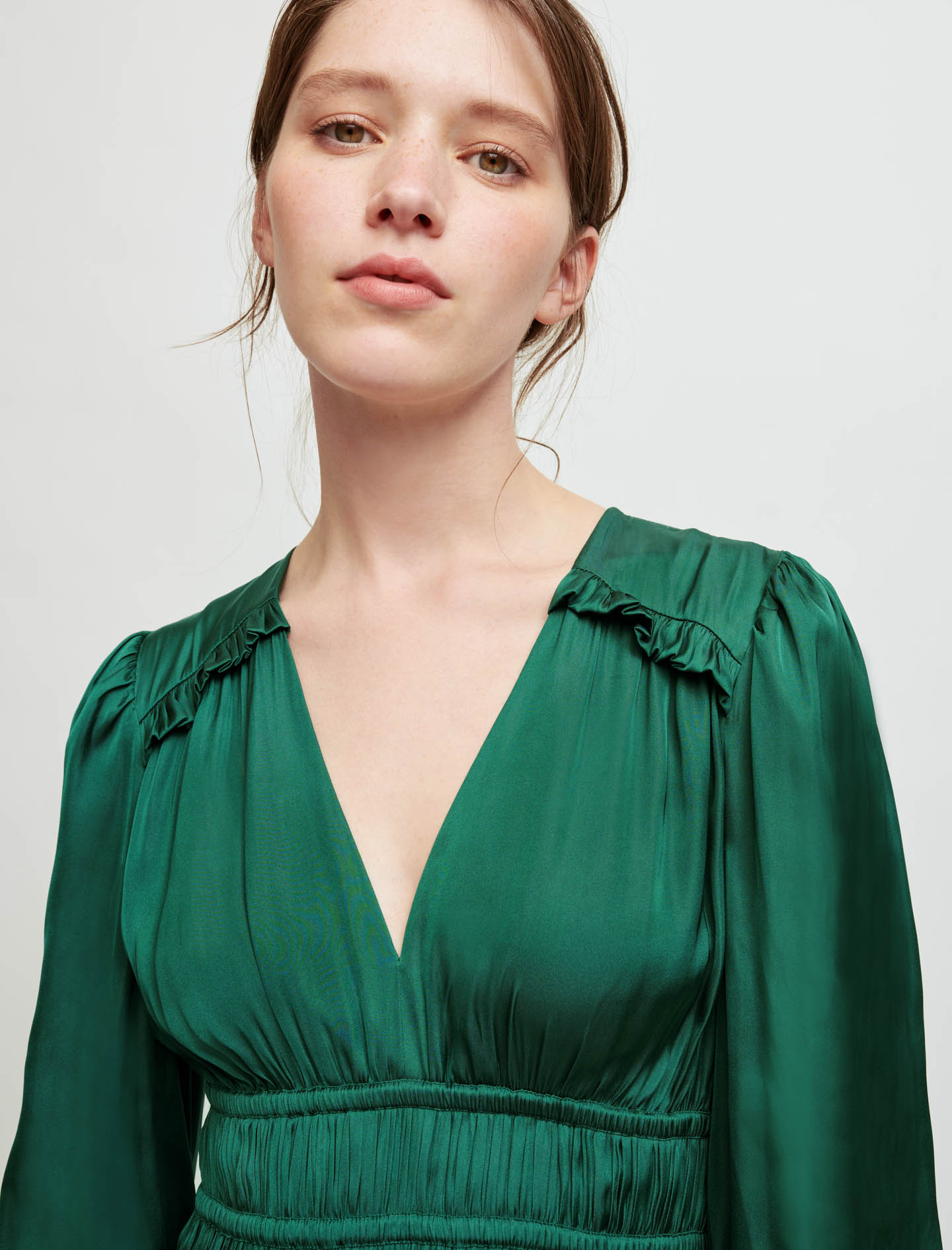 Vestido de raso con volantes