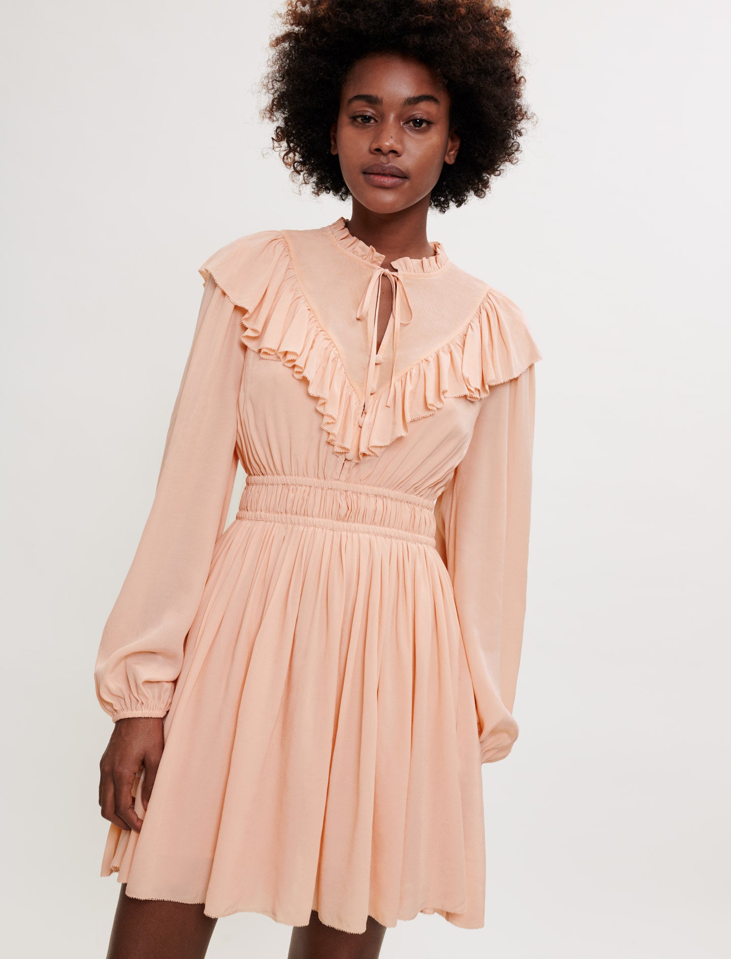 Vestido entallado y fluido