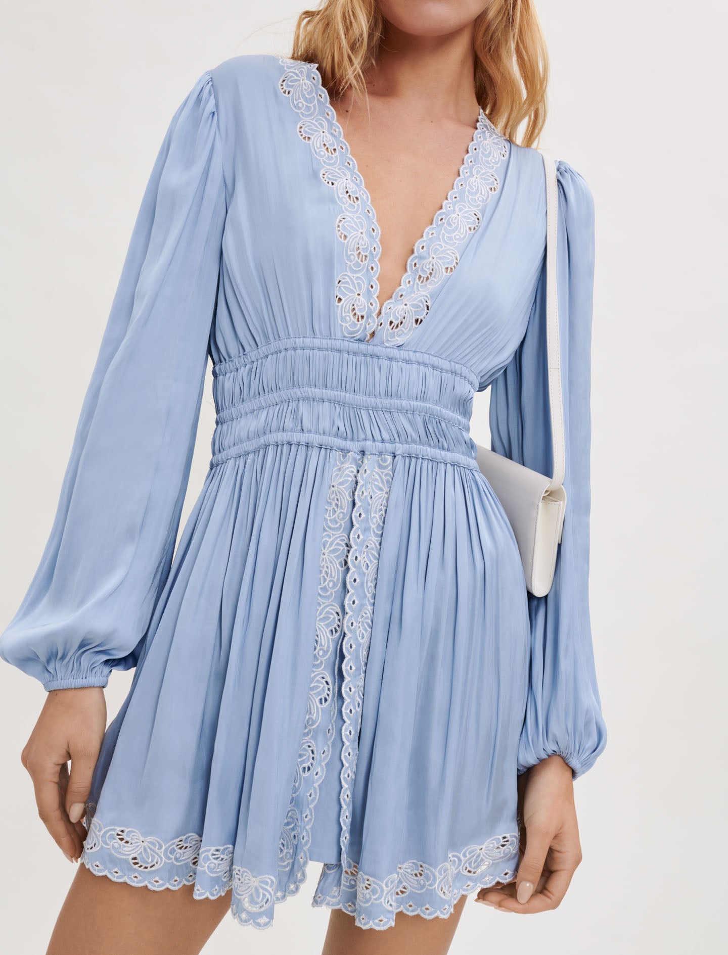Vestido de raso con bordado