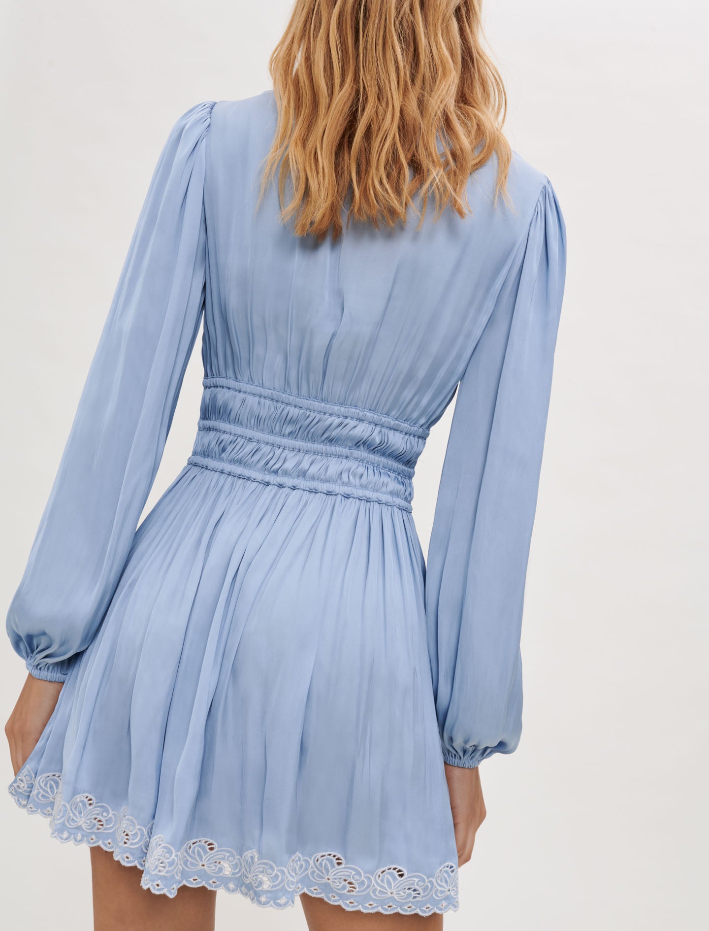 Vestido de raso con bordado