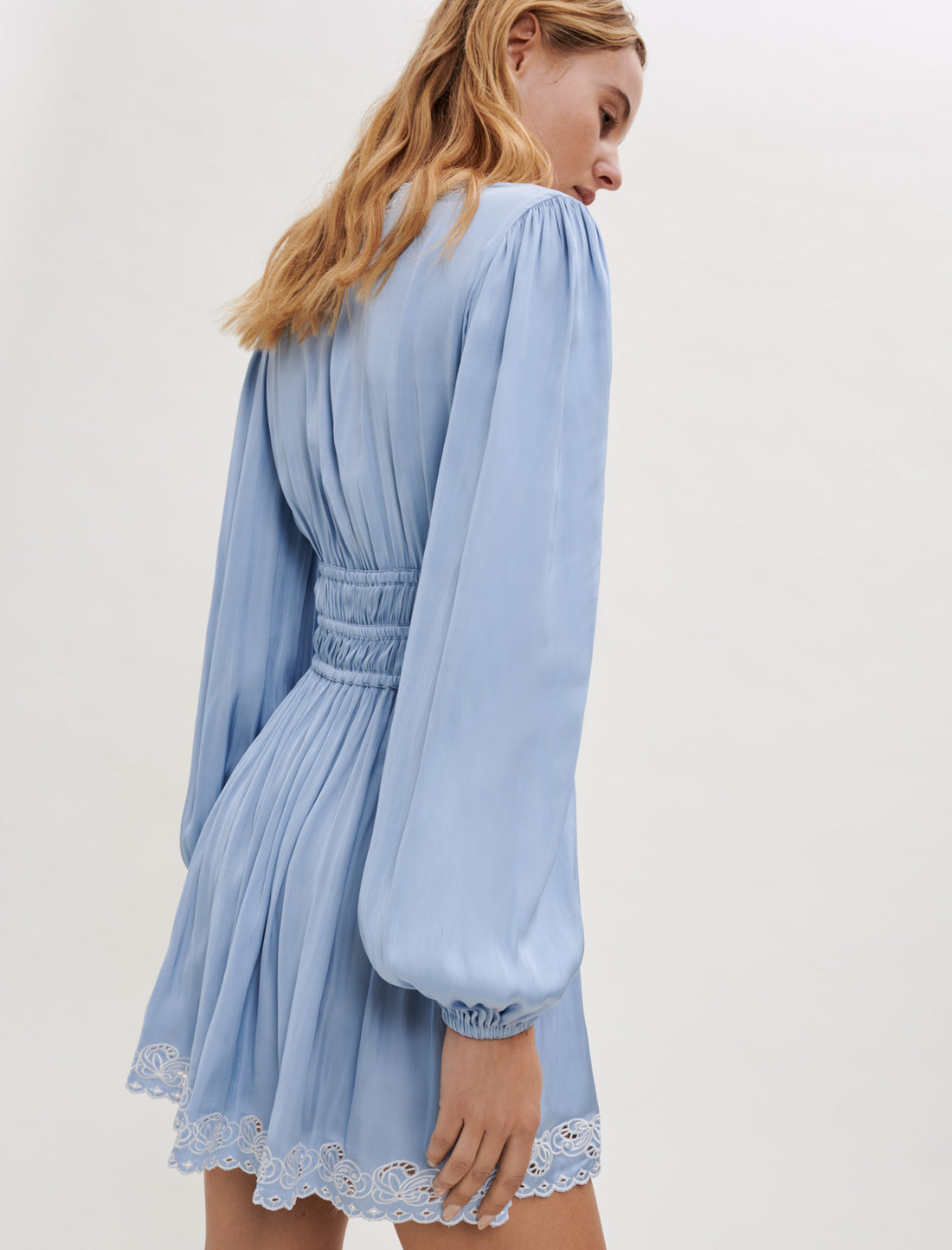Vestido de raso con bordado
