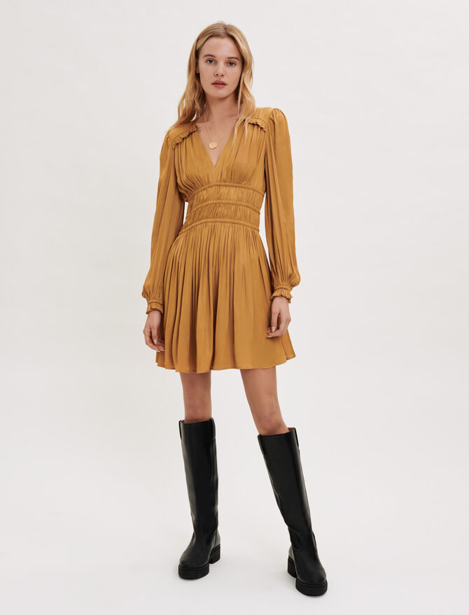 Vestido de raso con volantes y frunces