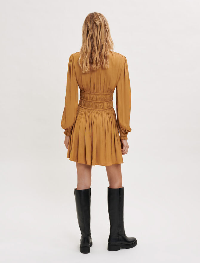 Vestido de raso con volantes y frunces