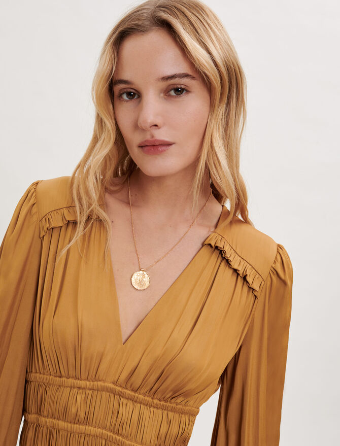 Vestido de raso con volantes y frunces