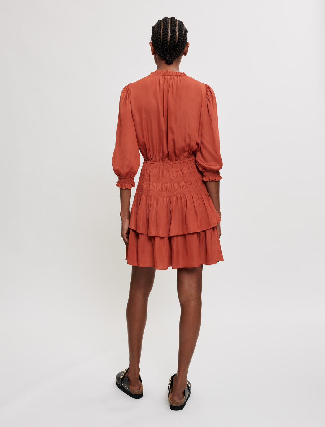 Vestido de raso entallado con volantes